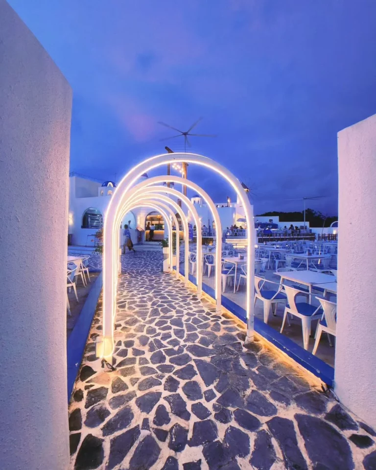 DeSands-Cafe-Batam-arched-walkway