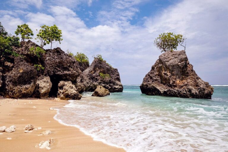 Tiket Pantai Bingin Bali 2025 – Panduan Lengkap Harga, Surfing & Booking